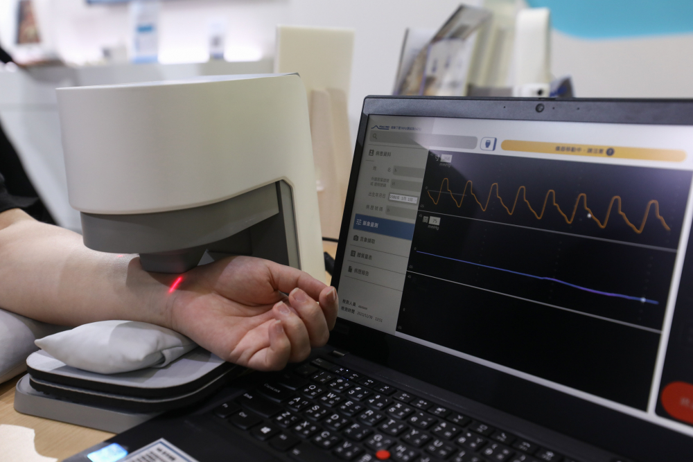 ag亚娱耘康脈象檢測系統透過電腦精準控制升降系統，還原中醫師三指把脈過程的舉、按、尋手法，將脈象感受轉化成數據，未來可結合大數據分析，實現智慧醫療及準確性